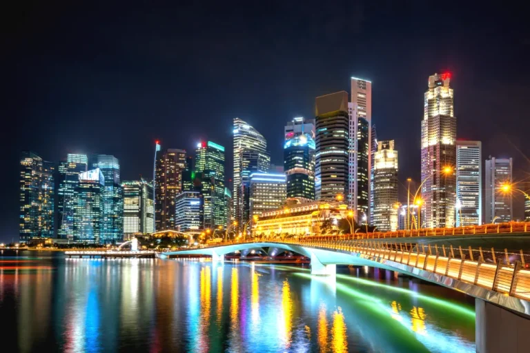 Comment Singapour se libère des énergies fossiles grâce à des alliances internationales innovantes