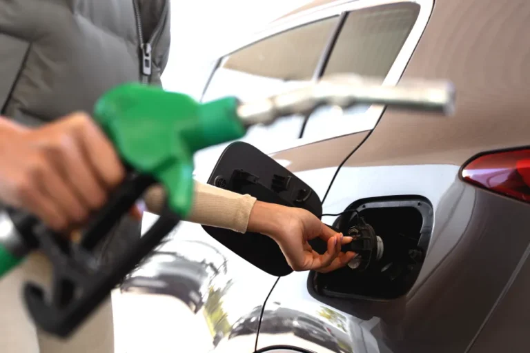 Découvrez pourquoi les prix des carburants chutent et économisez dès aujourd'hui !