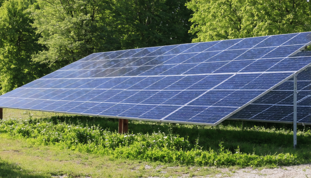 découvrez pourquoi une association locale et le maire de bouère contestent les nouveaux projets d'agrivoltaïsme, entre enjeux économiques et préoccupations environnementales.